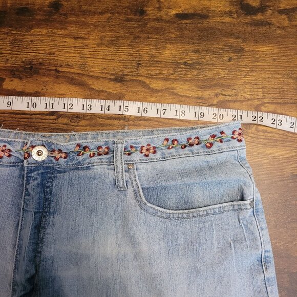 Vanilla Star Jeans Plus Sz 24 Capri Hi Rise Ripped Floral Embroidered Light Wash - Picture 5 of 10